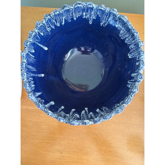 Signed Studio pottery Bowl With Drip Glaze & Textured Edge - Blue & White - Picture 8 of 9